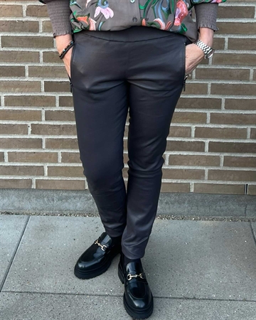 Gustav Dara stretch leather pants Chocolate 47021