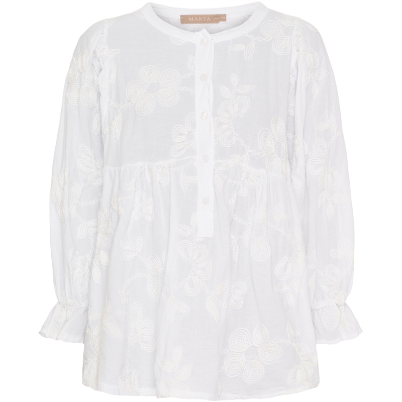 Hvid skjorte med broderede blomster fra Marta Du Chateau, lange ærmer og knaplukning, vist i let og luftig bomuldskvalitet